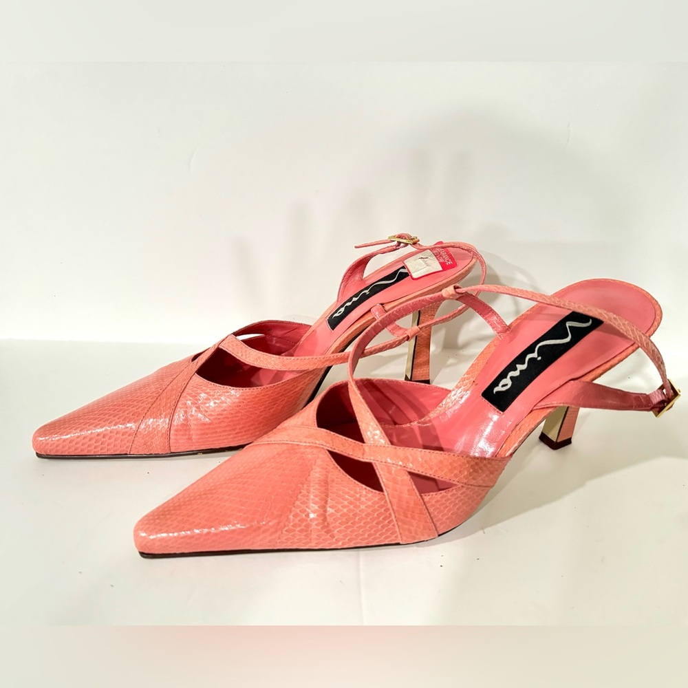 Pointy pumps classic style